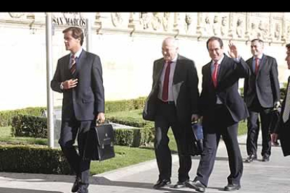 La llegada de los ministros, -en la foto Juan Fernando López Aguilar, Miguel Ángel Moratinos y José Bono-, se produjo después de la entrada de los líderes europeos.