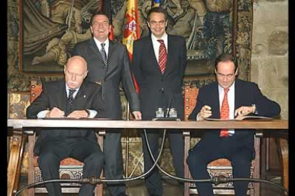 Los ministros de Defensa de España y de Alemania, José Bono (dcha) y Peter Struck (izda),  firman un convenio de colaboración en presencia del presidente del Gobierno español y del canciller alemán.