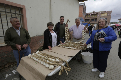 Entre los actos de la feria hubo demostraciones de la elaboración de ristras de ajos, degustaciones, sopas de ajo para todos y baile. FERNANDO OTERO