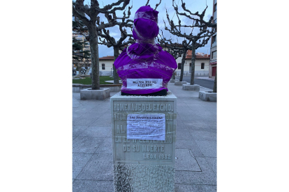 Varios monumentos de la ciudad de León han amanecido esta mañana cubiertos de morado como reivindicación del Día Internacional de la Mujer que se celebra hoy. En la imagen, el busto de doña Urraca en la plaza de San Marcelo  DL