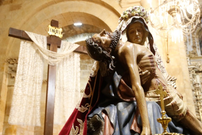 La Virgen del Mercado deja su parroquia para la Coronación Canónica. RAMIRO.