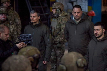 Zelenski se reúne con miembros del ejército ucraniano. DL