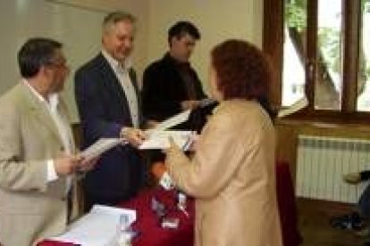 Un momento de la entrega de diplomas de la Uned a los alumnos de este curso