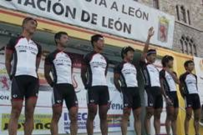 Los integrantes del Team Bridgestone Anchor llegan desde Japón