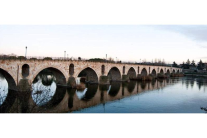El Puente de Piedra de Zamora es uno de los muchos viaductos que atraviesan el recorrido de La Vizana.