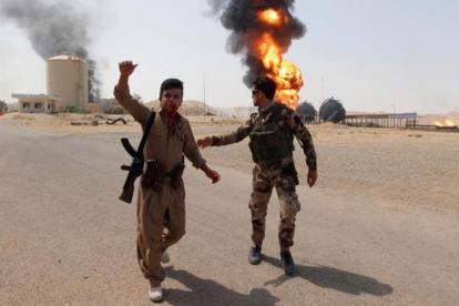 Los civiles intentan llegar a las zonas controladas por los Peshmerga kurdos. En la imagen dos de sus combatientes cerca de Kirkuk.