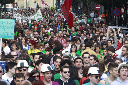 Miles de estudiantes apoyaron en las calles de León las protestas en contra de los recortes en materia educativa.