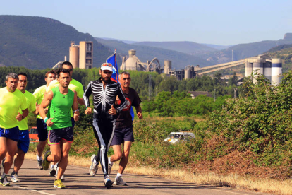 El atleta Miguel Basurko, con traje de esqueleto, encabezó el 12 de julio de 2011 uno de sus maratones contra la incineración.