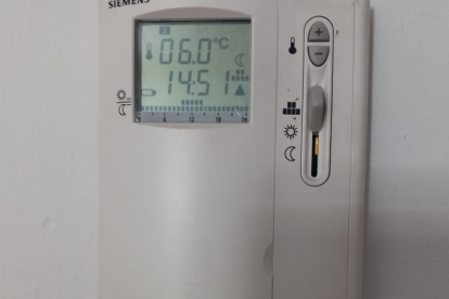 Imagen del termómetro del consultorio a 6 grados. DL