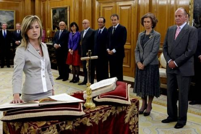 La ministra de Igualdad, Bibiana Aido, promete su cargo ante el Rey.