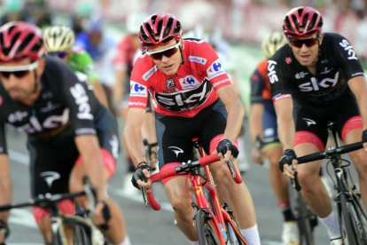 Froome, arropado por sus compañeros del Team Sky, en la última etapa de la Vuelta 2017.
