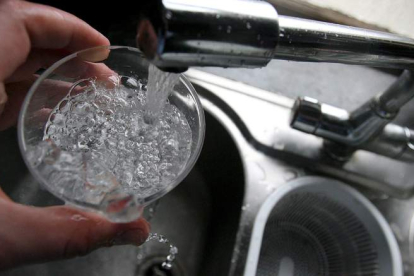 El agua contiene nitratos cuyo consumo continuado se presenta como un riesgo para la salud. LINDSEY PARNABY
