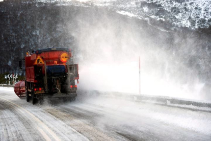 Una máquina quitanieves trabajando en una carretera nevada. PEDRO PUENTE HOYOS