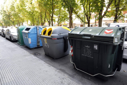 Contenedores de basura, con el de plástico en medio, en una calle de León. MARCIANO PÉREZ