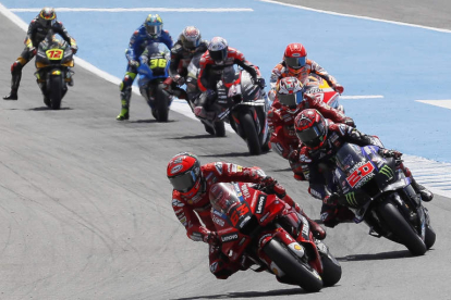 Bagnaia por delante de Quartararo, Miller y Marc Márquez en un momento de la carrera de MotoGP. VIDAL