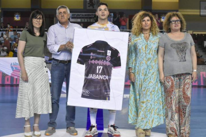 Jaime Fernández recibió del club, encabezado por Tano Franco, una camiseta con el número que ha lucido las últimas temporadas. ADEMAR