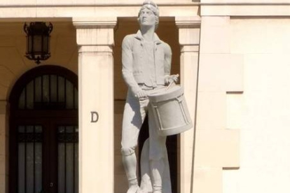 Una estatua frente al cuartel del Bruc de Barcelona. DL