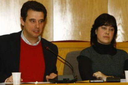 Luis Herrero Rubinat y Rocío Mateos durante el Pleno que le declaró no adscrito y que la justicia an