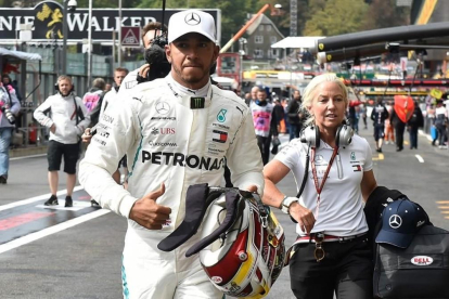 Lewis Hamilton celebra su nueva pole en Spa.