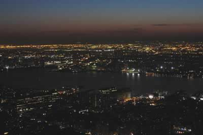 Vista nocturna del río Hudson con Nueva Jersey al fondo.