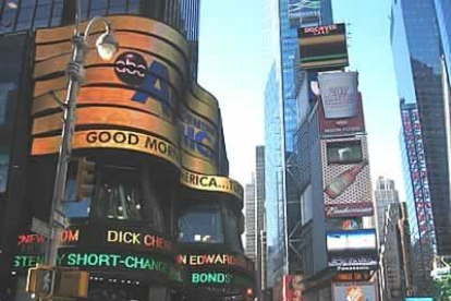 La mítica plaza neoyorquina de Times Square, confluencia de Broadway y la Séptima Avenida, no ha dejado de vibrar en sus cien años de existencia.