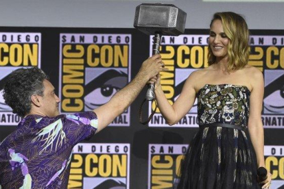Natalie Portman coge el martillo de Thor, en la Comic-Con de San Diego (EEUU).