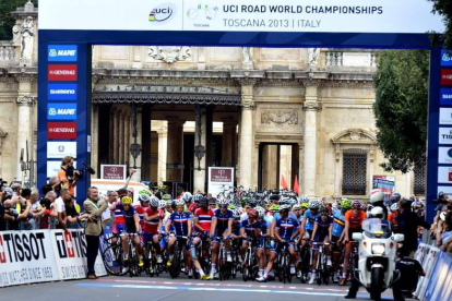 Un pelotón de ciclistas sub-23 se prepara para salir durante una jornada de los mundiales de ciclismo 2013 en Florencia.