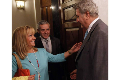 Isabel Carrasco y  Emilio Gutiérrez  con Jesús Posada, presidente del Congreso.