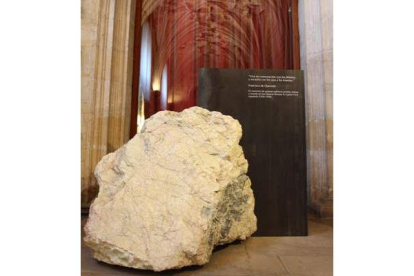 La piedra de talco está seccionada por una pieza de hierro con epitafio.