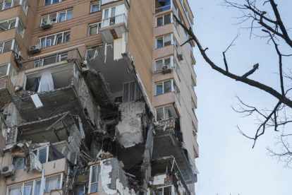 Imagen del edificio que fue atravesado por un misil en la madrugada del sábado. SERGHEY DOLZENKO