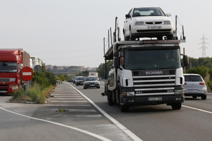 Camiones en la carretera N-340, en el tramo próximo a Vilafranca del Penedès, la semana pasada. /