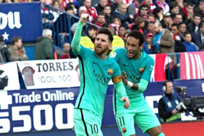 Messi, felicitado por Neymar, celebra el gol que dio el triunfo al Barcelona en el Calderón.