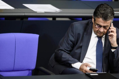 El ministro de Exteriores aleman,  Sigmar Gabriel,  atiende el telefono durante una sesion del Bundestag  en Berlin.