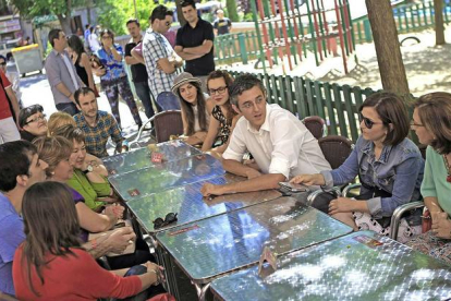 Eduardo Madina, durante una reunión informal con militantes del Partido Socialista de Madrid.