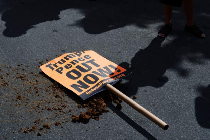 Una pancarta que reza «Trump, Pence, Fuera ahora» en el suelo en Washington. GAMAL DIAB