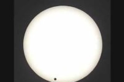 Durante algo más de seis horas los aficionados a la astronomía de todo el mundo pueden contemplar el tránsito del planeta Venus por el Sol, un fenómeno que no se produce desde hace 122 años.