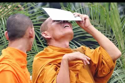 En Tailandia, estos monjes también disfrutan de este acontecimiento único.