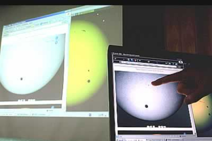 Facultad de Ciencias de la Universidad de Navarra sigue en directo el tránsito de Venus sobre el sol.
