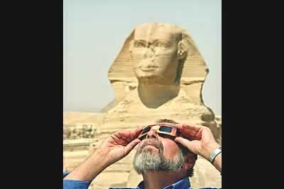 El científico estadounidense Michael Temple observa el cielo en Egipto.