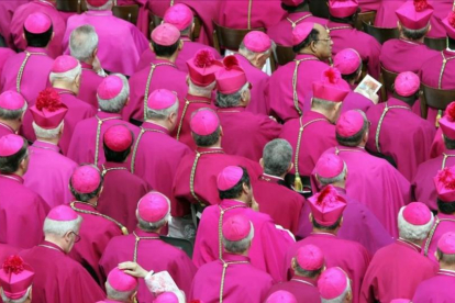 Obispos en la plaza de San Pedro del Vaticano.