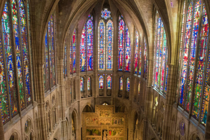 LOS CRISTALES DIVINOS. Un don entró por primera vez en la catedral para fotografiar sus vidrieras, la joya del gótico universal. Foto: VISUAIR