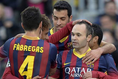 Los jugadores del Barça felicitan a Iniesta tras abrir el marcador de penalti.