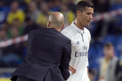 Zidane saluda a Cristiano ante la indiferencia de este en el momento de sustituirle en Las Palmas.
