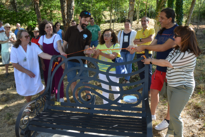 Inauguración del banco, obra del bañezano Javier Cenador. DL