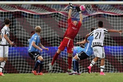 Paulo Dybala marca su primer gol oficial con la Juve, en la final de la Supercopa de Italia en Shangái.