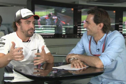 Fernando Alonso charla con Pedro Martínez de la Rosa.
