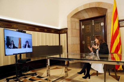 Laura Borràs conversa por videoconferencia con el expresidente Carles Puigdemont. ALBERTO ESTÉVEZ