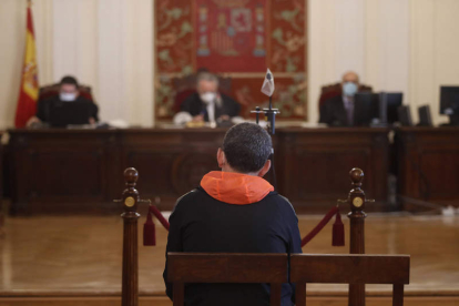 Imagen de un juicio contra un padre acusado de abusar sexualmente de su hija. JESÚS F. SALVADORES