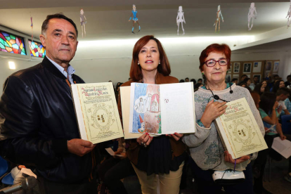 Rufino Cerdeña, Maite López y Celeste Mendoza con las copias del manuscrito.