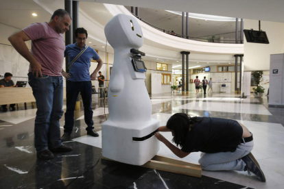 Expertos en informática preparan en el campus de Vegazana a Gualzru, el robot que trabaja.